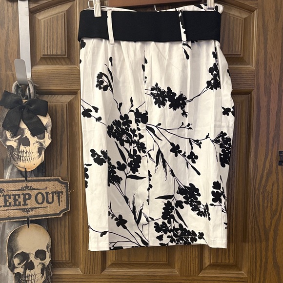 Elegant Black and White Floral Pencil Skirt - Picture 6 of 10